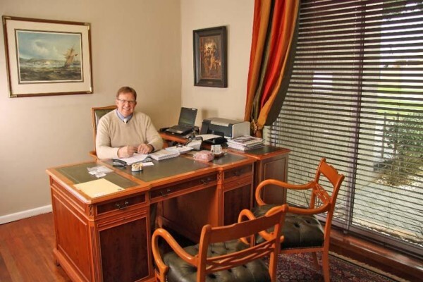 Dr Niel Grundling