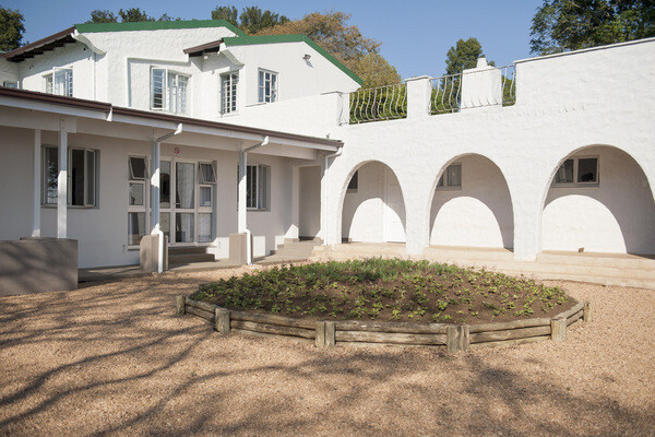 Cresthill Manor