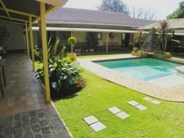 Aandbloem Guest House