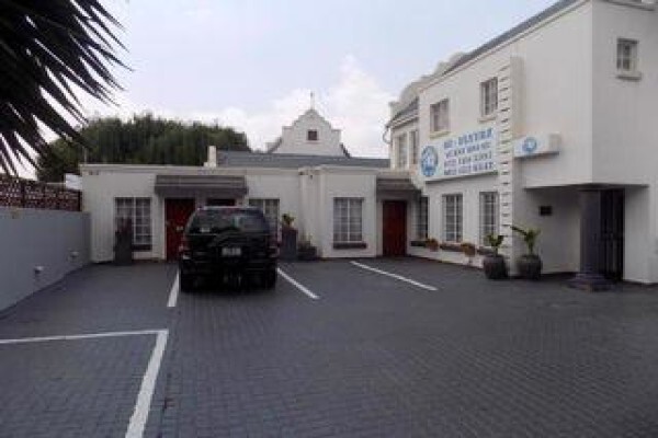 Chas Everitt Boksburg