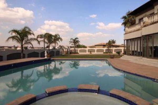 Chas Everitt Boksburg