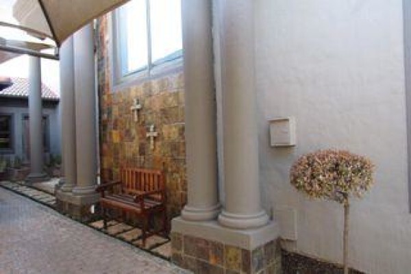 Chas Everitt Boksburg
