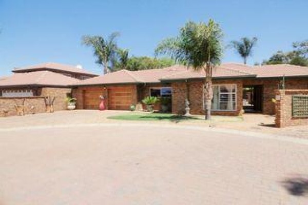 Chas Everitt Boksburg
