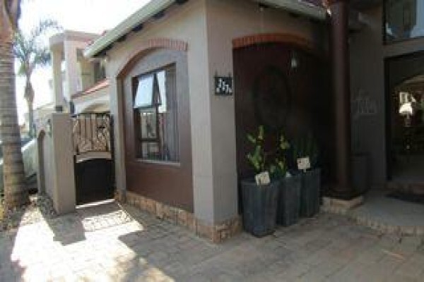 Chas Everitt Boksburg