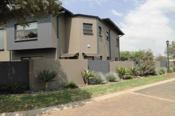 Chas Everitt Boksburg