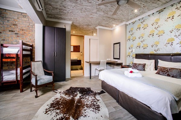 Zebrina Guesthouse & Gallery