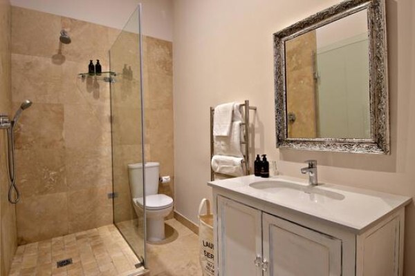 Rhonda'S Manor Guest House