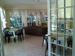 Arugo Guest House