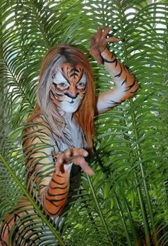 Mazmerized Body Painting