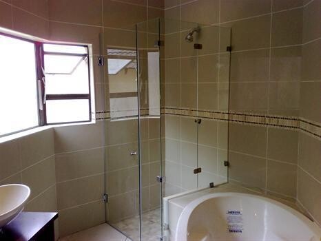 Zeldan Frameless Showers